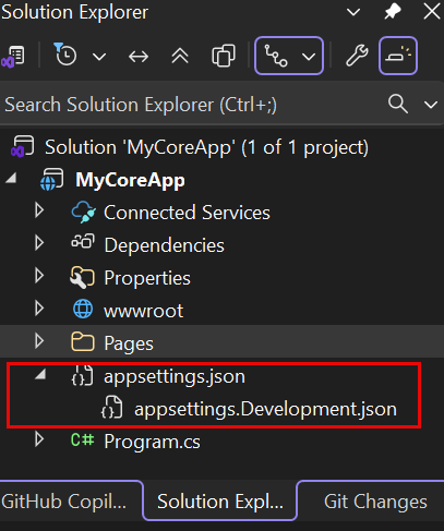Screenshot: Ausgewählter und erweiterter Knoten „appsettings.json“ im Projektmappen-Explorer von Visual Studio, wodurch „appsettings.Development.json“ angezeigt wird