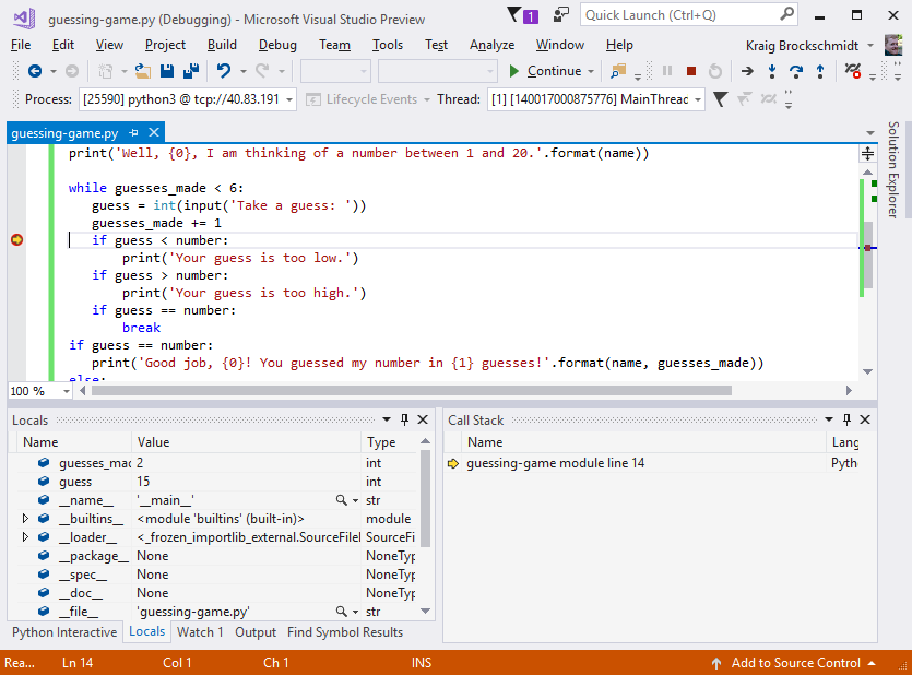Captura de pantalla que muestra cómo Visual Studio pausa la depuración cuando se alcanza un punto de interrupción.