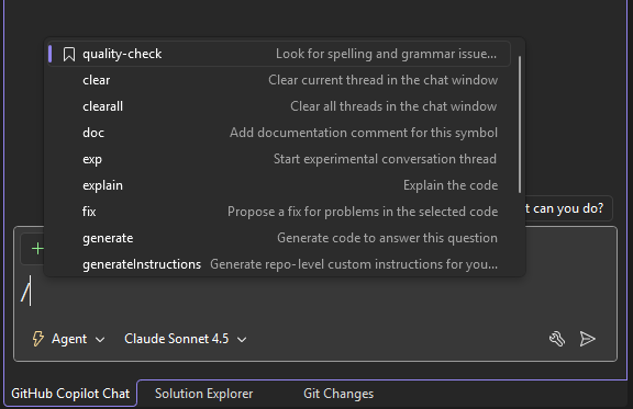 Screenshot dell'elenco IntelliSense che mostra prompt personalizzati con icone di segnalibro nella parte superiore dopo aver digitato la barra.